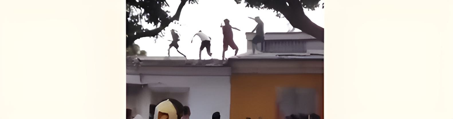 Vecinos de Barcelona linchan a tres ladrones en el tejado